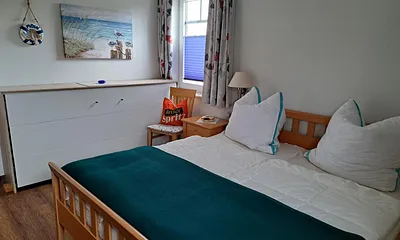 Schlafzimmer Doppelbett und Wandklappbett