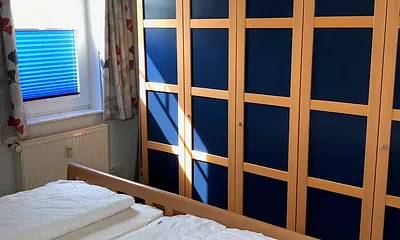 Großer Kleiderschrank im Schlafzimmer