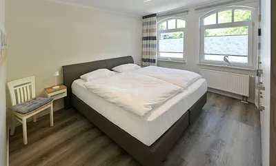 Schlafzimmer mit Doppelbett und großem Kleiderschrank