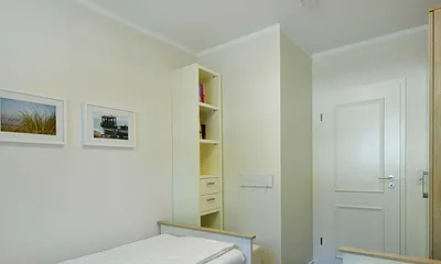 Schlafzimmer mit 2 Einzelbetten und Kleiderschrank