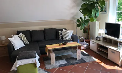 Die gemütliche Sitzecke mit SAT-TV, DVD-Player und DVD-Auswahl sowie Radio und CD-Player 