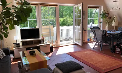 Das helle lichtdurchflutete Wohnzimmer 