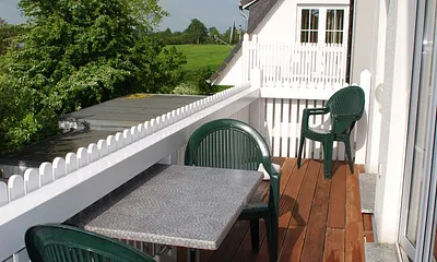 Der Sonnenbalkon -Südseite- mit Tisch und Stühlen