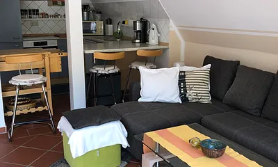 Die offene Küche mit Blick in den Wohnbereich und zum Sonnenbalkon