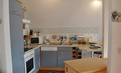 Die komplett ausgestattete Küche mit Geschirrspüler, Microwelle und Backofen