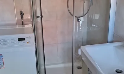 Bad mit Dusche und Waschmaschine 