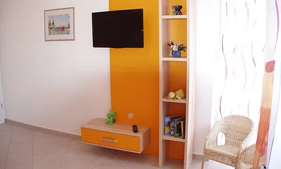 2. Schlafzimmer mit TV