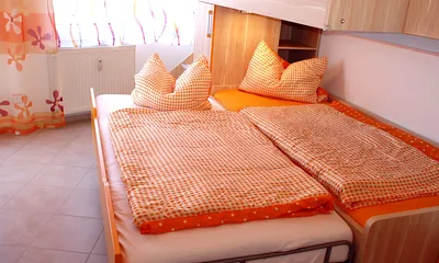 2. Schlafzimmer mit Etagenbett und Doppelbett unten