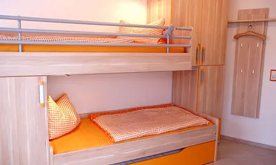 2. Schlafzimmer mit Doppelbett unten