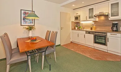 vollausgestattete Küchenzeile mit Esstisch