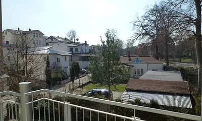 Blick vom Balkon auf das Grundstück
