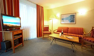 Wohnzimmer mit Schlafcouch (160x200) und Flachbildfernseher