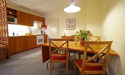 Küchenzeile und Esstisch im Wohnzimmer