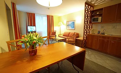 großer Esstisch im Wohnzimmer