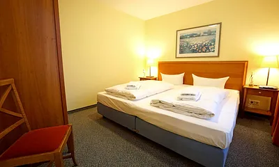 Schlafzimmer mit Doppelbett (200x220 cm)