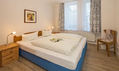 Schlafzimmer mit Doppelbett