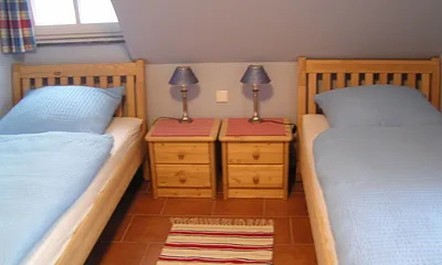 zweites Schlafzimmer mit 2 Einzelbetten 90 x 200 cm, Kleiderschrank und Fernseher