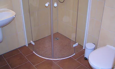 bodengleiche Dusche im EG, Bild: 5*Reihenhaus Darsswald. Alle Bäder im Haus mit Fenster 