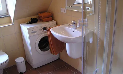 Bad im Obergeschoss mit Waschmaschine, Fussbodenheizung und Handtuchheizkörper