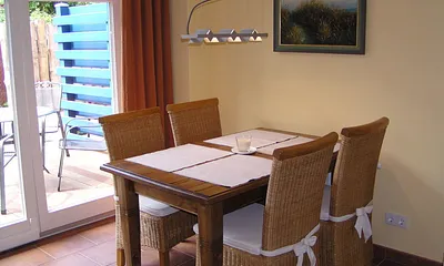 Essbereich, Wohnzimmer mit Fußbodenheizung und Heizkörper, Hebeschiebetür zur Terrasse