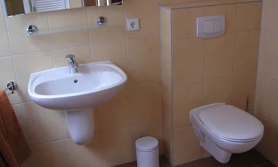 Bild 1, Bad im Erdgeschoss mit Fußbodenheizung und Handtuchheizkörper