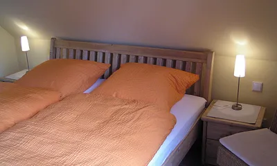 erstes Schlafzimmer mit Doppelbett 180 x 200 cm und Spiegelkleiderschrank