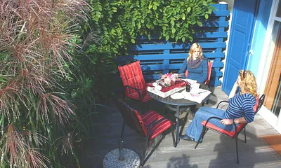 Terrassen mit Holzbelag und Grill, Terrassentür als Hebeschiebetür Bild: 5*Reihenhaus Nordstrand