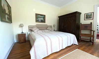 Schlafzimmer mit Doppelbett