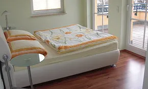 Schlafzimmer 1 mit Blick zur Terrasse 2