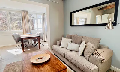 Sofa mit Blick auf den Essbereich