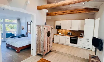 Blick auf die Küche und ins Schlafzimmer