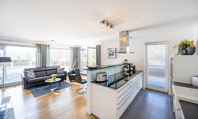 Blick in den Küchen- und Wohnbereich