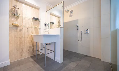 Badezimmer mit ebenerdiger Dusche