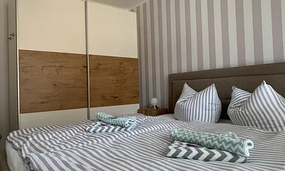 Schlafzimmer mit Schwebetürenschrank