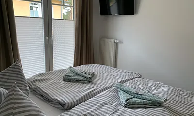 ein seitlicher Balkon und ein LCD-TV stehen im Schlafzimmer zur Verfügung 