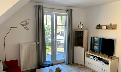 Wohnzimmer mit Balkon in Richtung Ostsee und 40"LCD-TV für Ihre Unterhaltung
