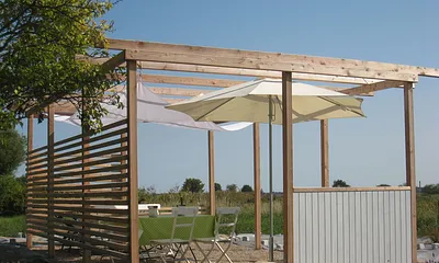 Beginnen Sie den Tag doch einfach mit einem Frühstück wie am Strand - in unserer kleinen "Strandoase" mit Grill, Sommerküche & Relax-Zone!