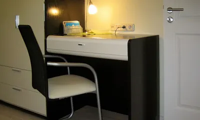 Schlafzimmer mit Schreibtisch