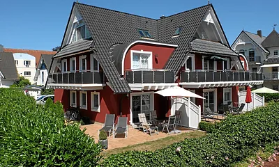 Hausansicht mit Garten