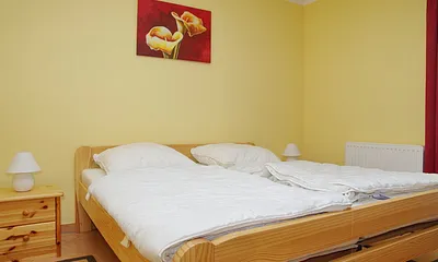 Elternschlafzimmer mit Verdunklungsvorhängen und Insektenschutz