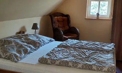 Schlafzimmer mit Doppelbett