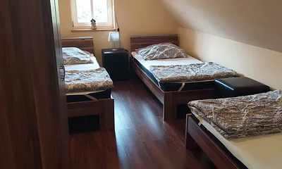 Schlafzimmer mit 3 Betten