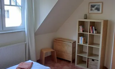 Unteres Schlafzimmer      ..... und wer unbedingt noch arbeiten muss, der Tisch in der Ecke kann ausgeklappt werden und es steht ein kleiner Arbeitsplatz zur Verfügung.