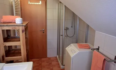 Bad mit Dusche u. Waschmaschine