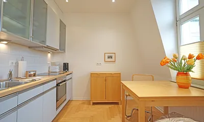 Küchenzeile mit Esstisch