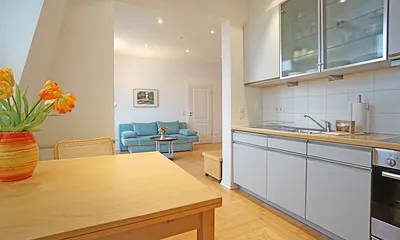 Küchenzeile mit Esstisch