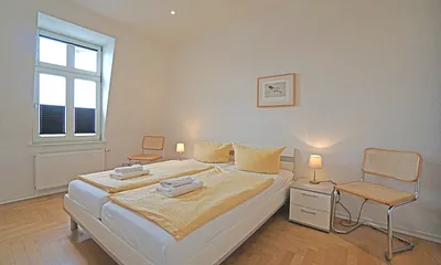 Schlafzimmer mit Doppelbett