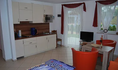 komplett ausgestattete Küchenzeile mit Kochplatte, Mikrowelle, Kaffeemaschine und Toaster