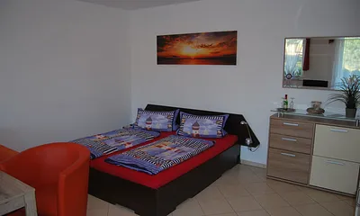 Schlafbereich mit großzügigem Doppelbett