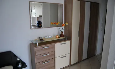 Eingangsbereich mit Spiegel und Flurgarderobe